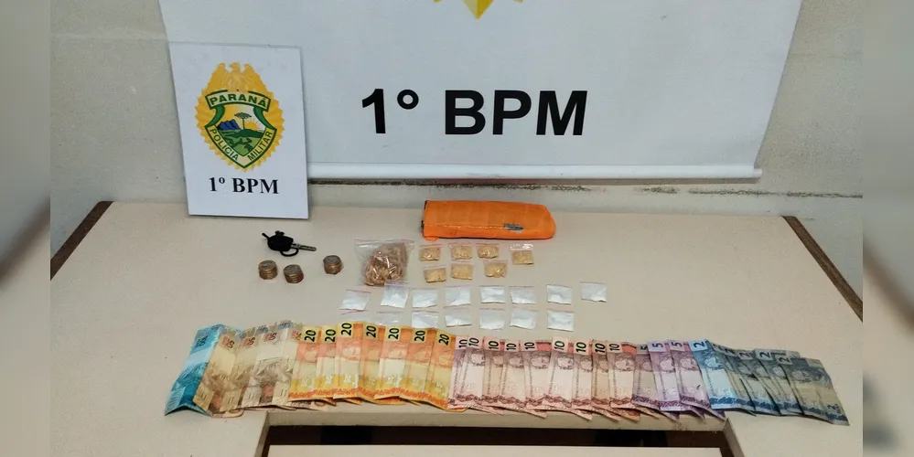 Foram apreendidas drogas e certa quantia em dinheiro