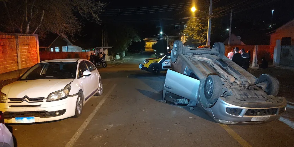 O homem perdeu o controle de seu veículo e colidiu em um outro carro estacionado