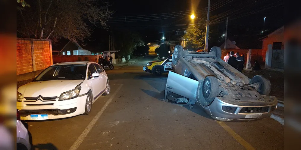 O homem perdeu o controle de seu veículo e colidiu em um outro carro estacionado