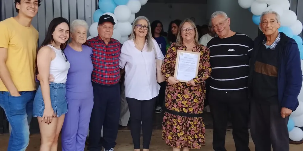 O dia também contou com homenagens para a professora Marinês M. Rodrigues pelos seus 20 anos de dedicação a educação