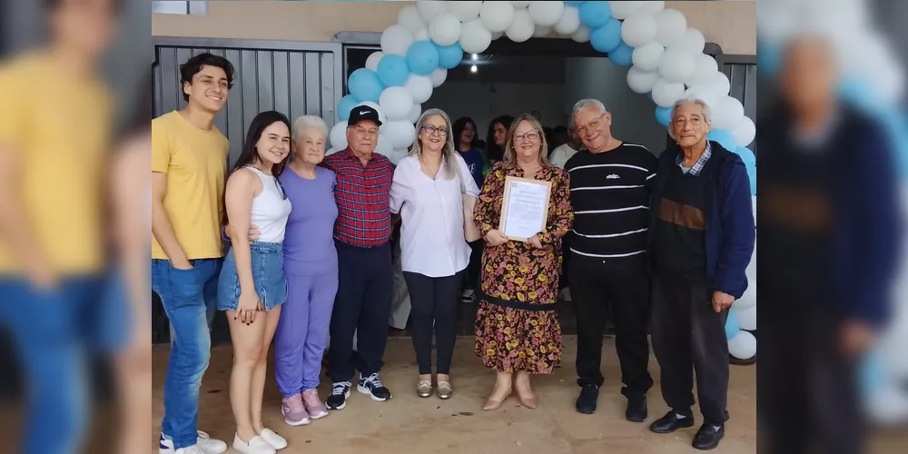 O dia também contou com homenagens para a professora Marinês M. Rodrigues pelos seus 20 anos de dedicação a educação