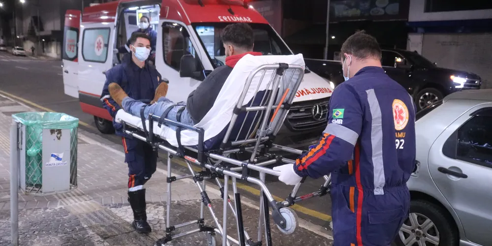 O rapaz precisou de atendimento no local