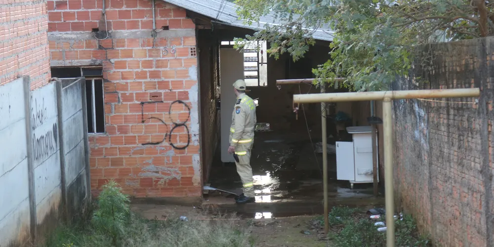 Imagem ilustrativa da imagem Incêndio criminoso é atendido pelos bombeiros no bairro Contorno, em PG