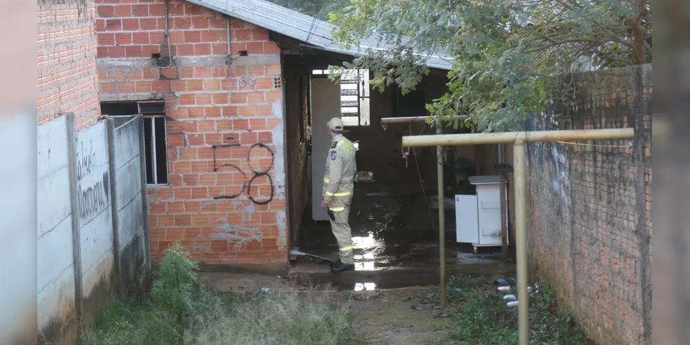Imagem ilustrativa da imagem Incêndio criminoso é atendido pelos bombeiros no bairro Contorno, em PG