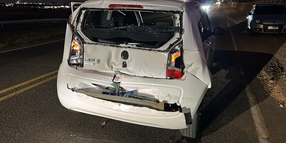 Acidente envolveu um Volkswagen Up e um caminhão Iveco