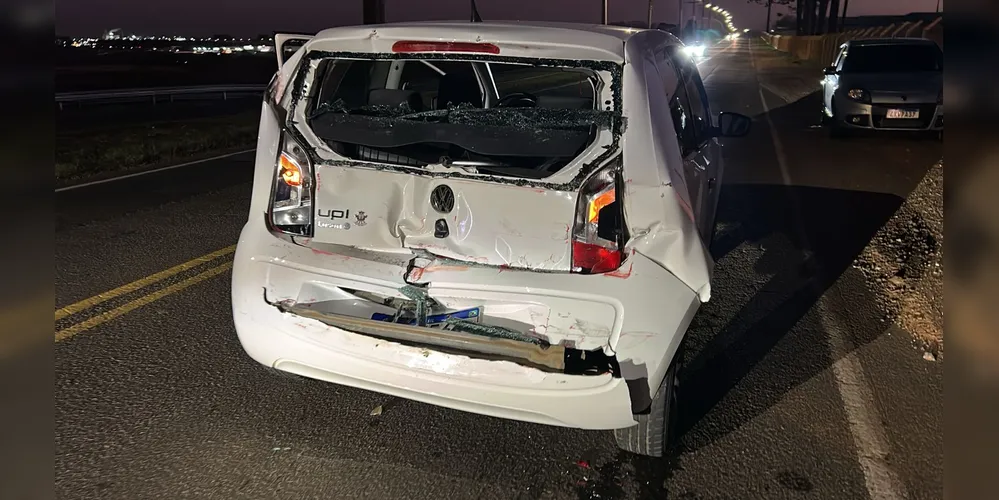 Acidente envolveu um Volkswagen Up e um caminhão Iveco