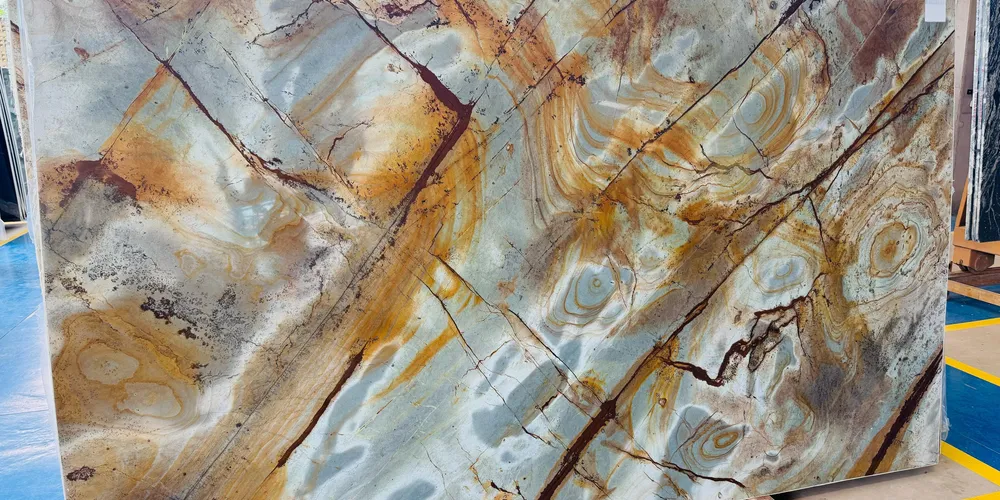 As rochas ornamentais têm origem em condições geológicas especiais, resultando em cores e padrões únicos.