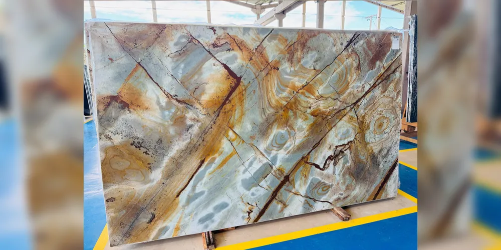 As rochas ornamentais têm origem em condições geológicas especiais, resultando em cores e padrões únicos.