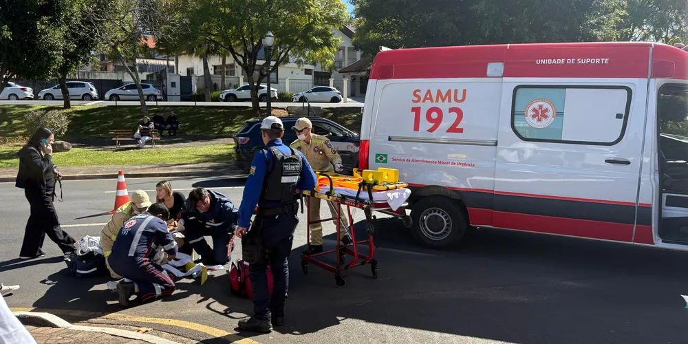 Equipe do SAMU atende motociclista