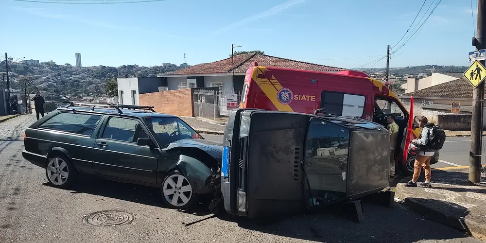 Acidente envolveu uma Parati e um Uno, no bairro Olarias