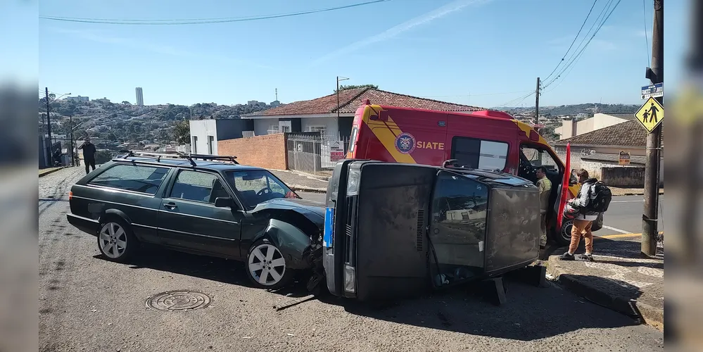 Acidente envolveu uma Parati e um Uno, no bairro Olarias
