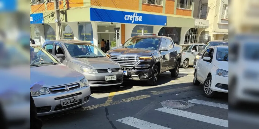 Camionete colide com carro no Centro e bloqueia trânsito em PG