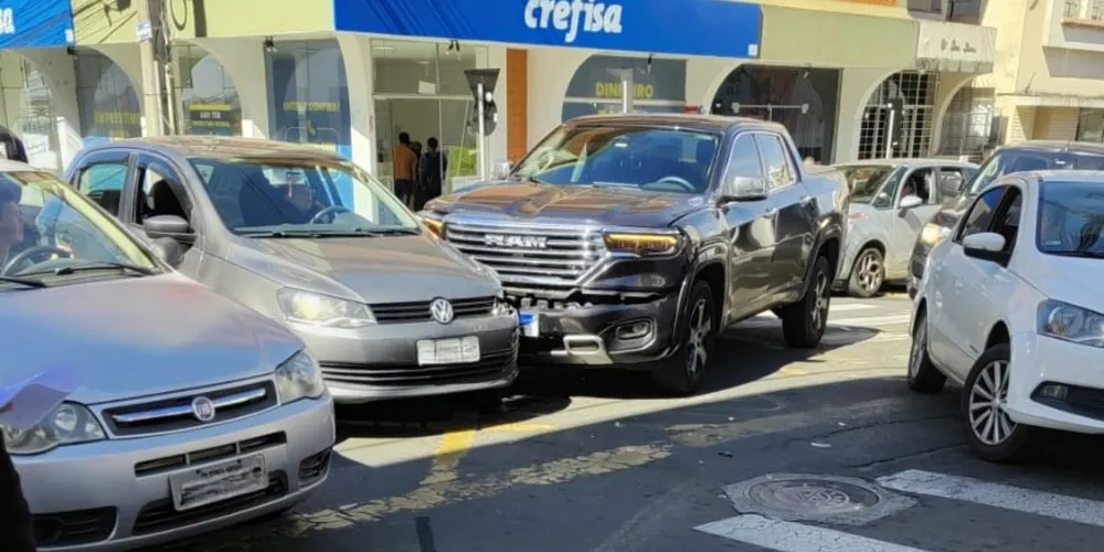 Camionete colide com carro no Centro e bloqueia trânsito em PG