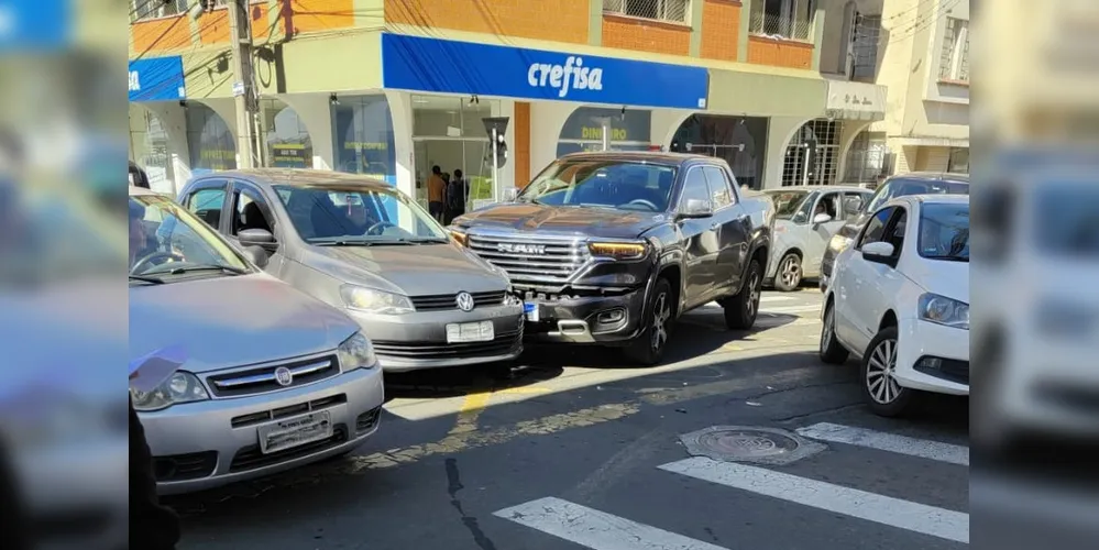 Camionete colide com carro no Centro e bloqueia trânsito em PG