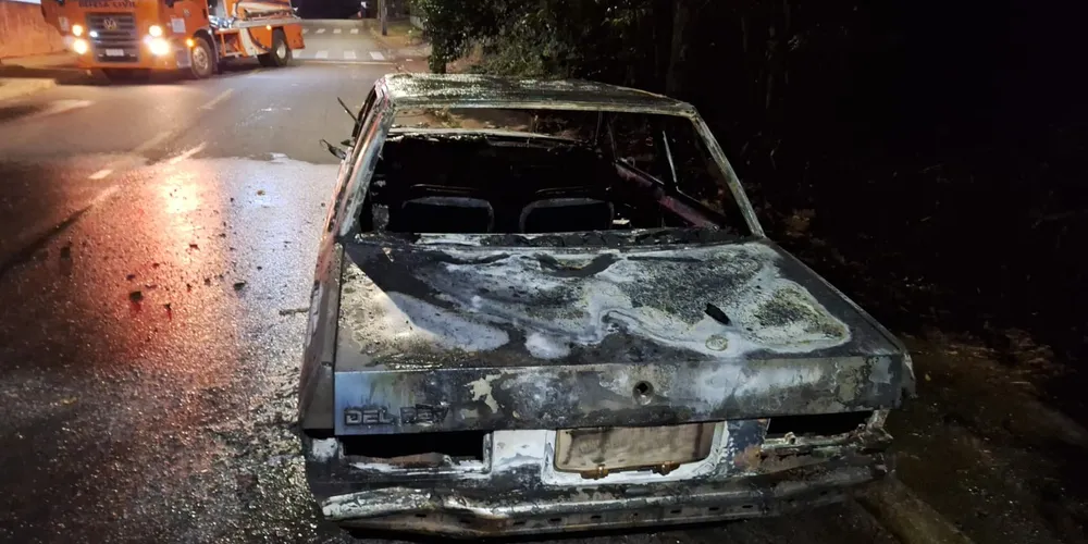 Assaltantes roubam carro, incendeiam veículo e são presos em Carambeí