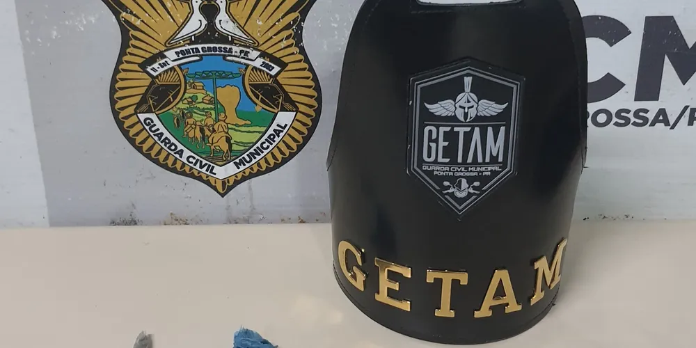 Também foi encontrado em sua mão um cigarro de maconha e em sua carteira um invólucro plástico, contendo certa quantidade de substância análoga à maconha