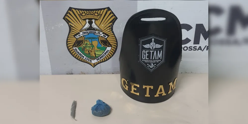 Também foi encontrado em sua mão um cigarro de maconha e em sua carteira um invólucro plástico, contendo certa quantidade de substância análoga à maconha