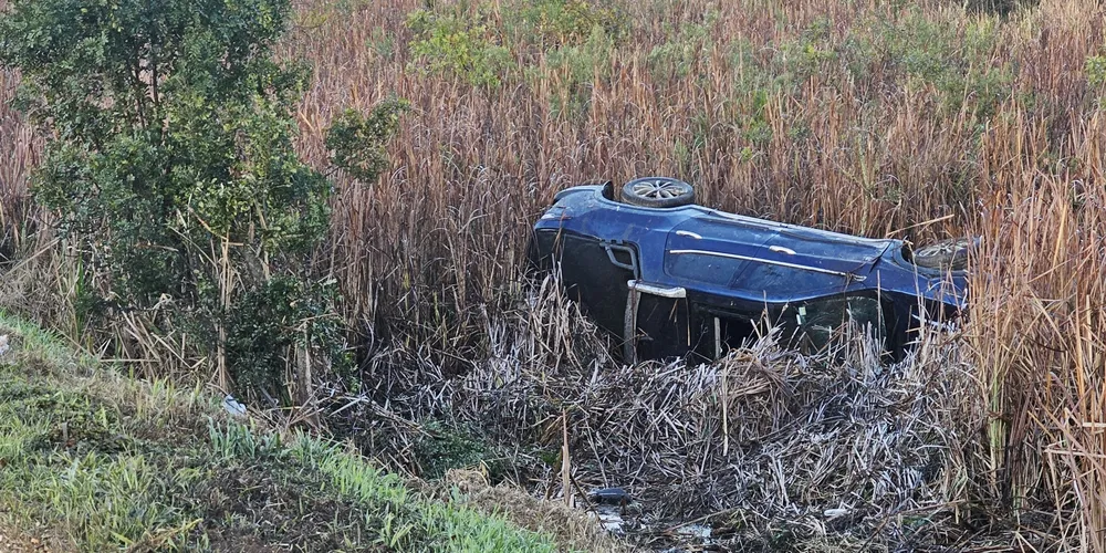 Condutor de 30 anos capota camionete na PR-151, em Castro