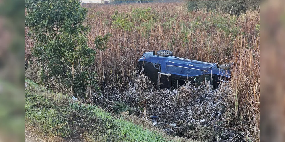 Condutor de 30 anos capota camionete na PR-151, em Castro