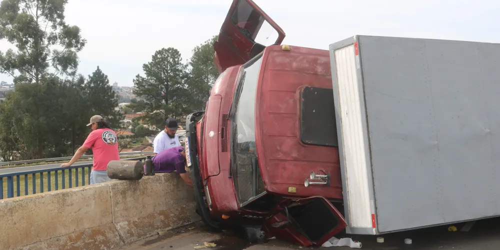 O acidente aconteceu durante a tarde deste domingo (3)