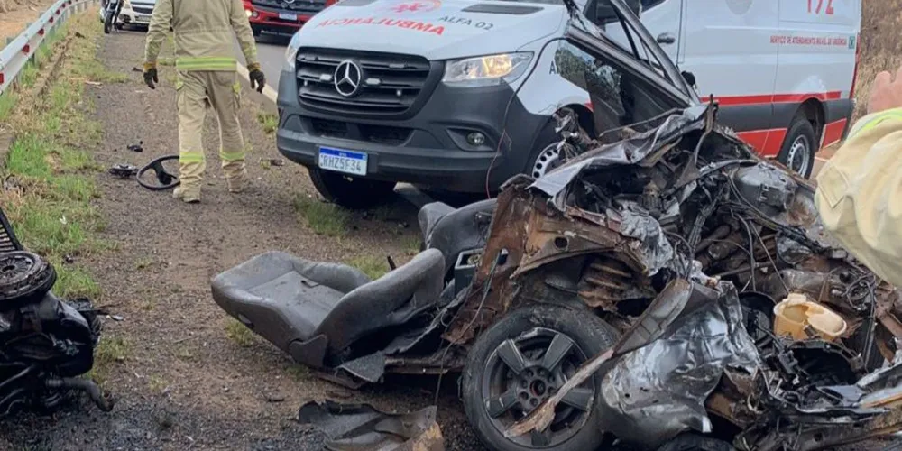 Carro foi destruído em colisão na PR-170