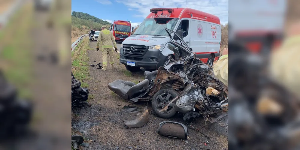 Carro foi destruído em colisão na PR-170
