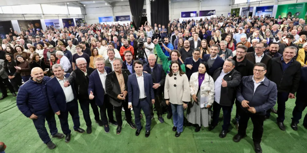 Aproveitando a vinda dos parlamentares ao município, o prefeito Reinaldo Cardoso agradeceu o apoio da Assembleia Legislativa e entregou formalmente duas demandas prioritárias para a região