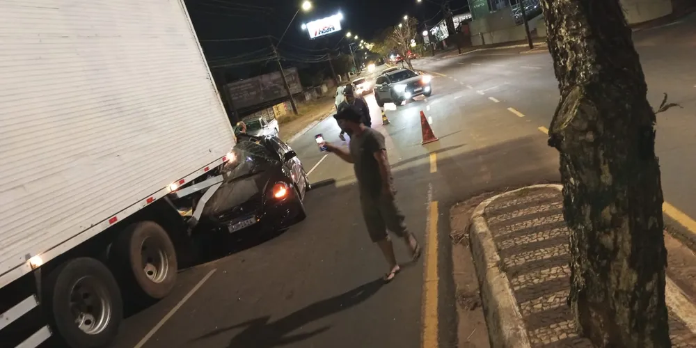 O carro acertou a parte traseira do caminhão