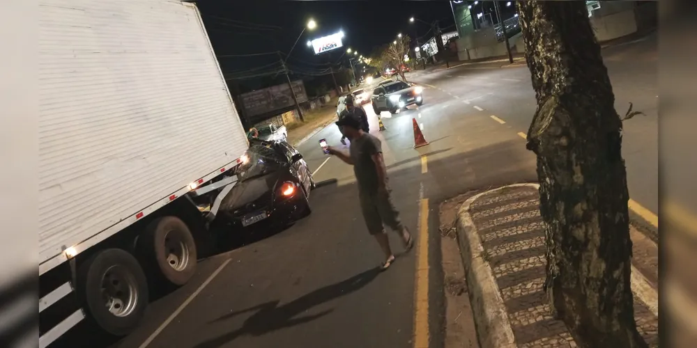 O carro acertou a parte traseira do caminhão