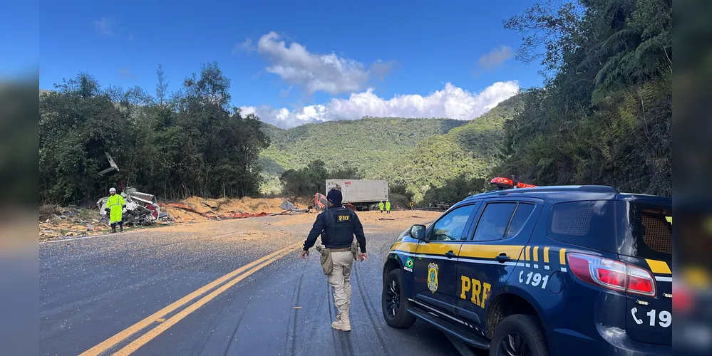 A rodovia permaneceu totalmente interditada por aproximadamente quatro horas