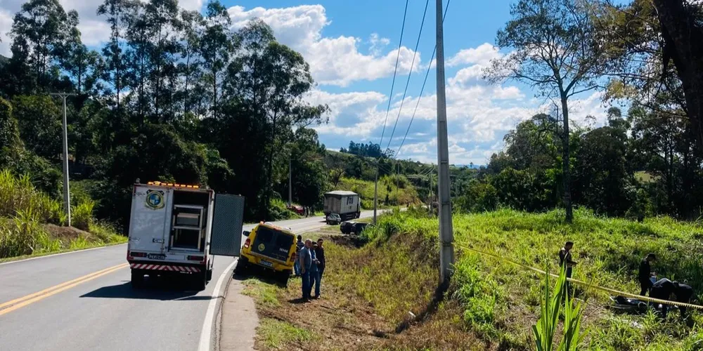 Uma equipe da Polícia Científica esteve no local para recolher o corpo da vítima e realizar os procedimentos cabíveis