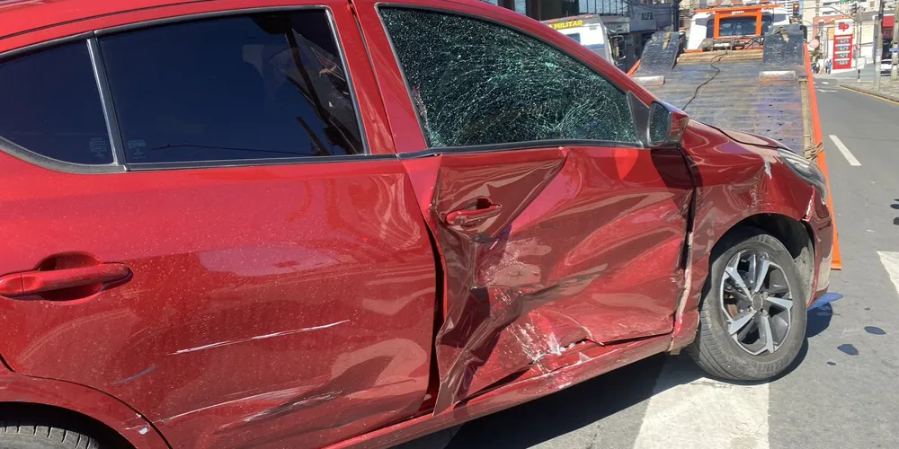 O carro teve a sua lateral destruída
