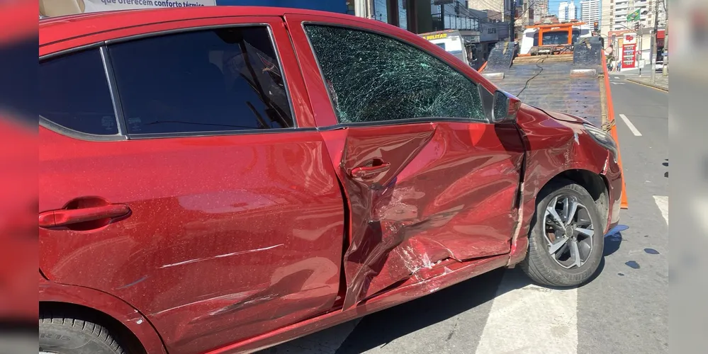 O carro teve a sua lateral destruída