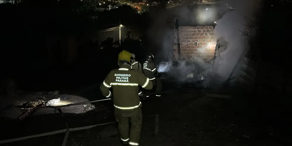 Corpo de Bombeiros foi acionado para conter fogo no local