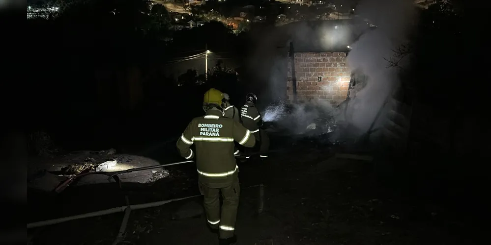 Corpo de Bombeiros foi acionado para conter fogo no local