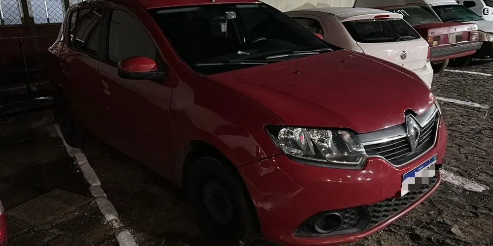 Carro foi recuperado neste sábado (9) após roubo durante madrugada