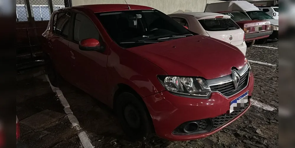 Carro foi recuperado neste sábado (9) após roubo durante madrugada