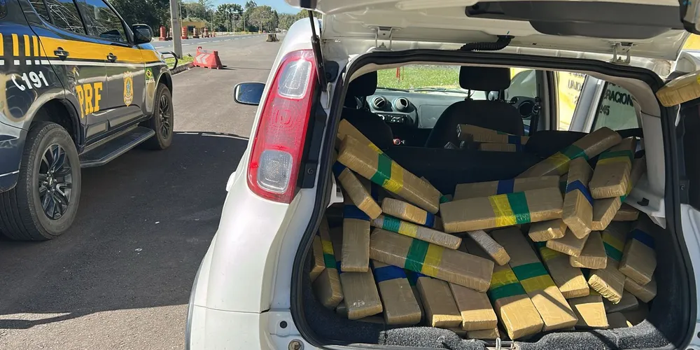 Droga foi encontrada dentro do veículo Fiat Uno