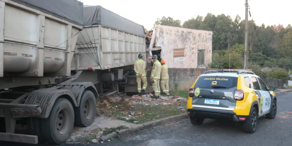 O veículo atingiu o muro e a garagem da casa.