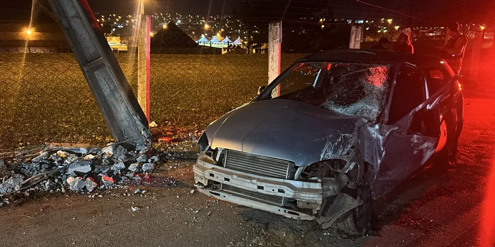 O veículo ficou completamente destruído