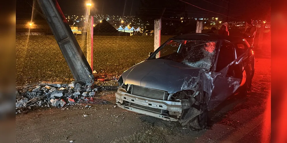 O veículo ficou completamente destruído