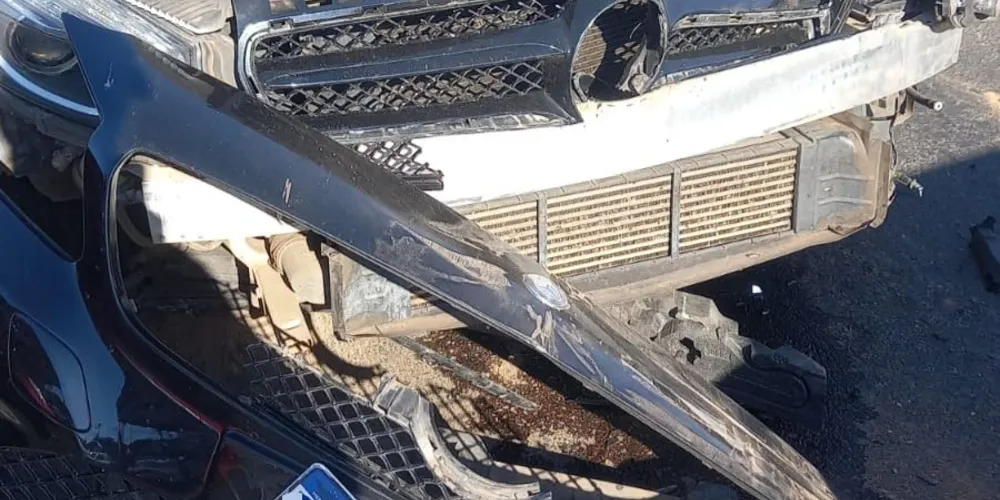 Carro teve a frente destruída em batida por engavetamento
