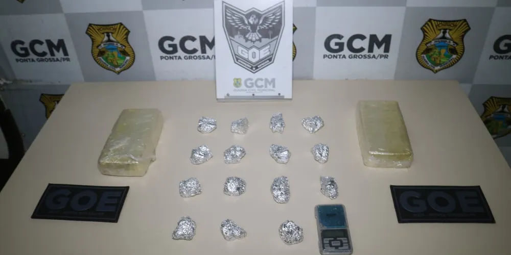 Denúncia anônima indicou suposto ponto de tráfico; 3kg de crack foram encontrados.