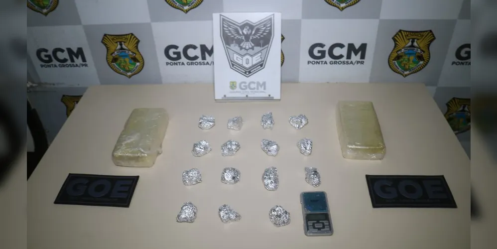 Denúncia anônima indicou suposto ponto de tráfico; 3kg de crack foram encontrados.