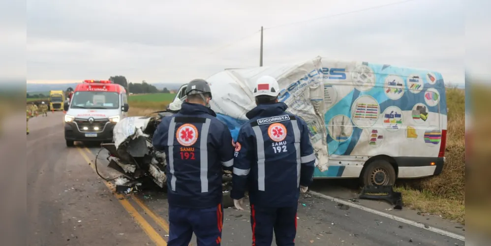 Motorista da van faleceu no local