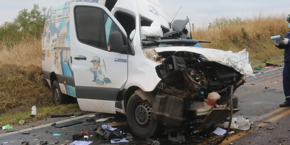 Motorista da van faleceu no local