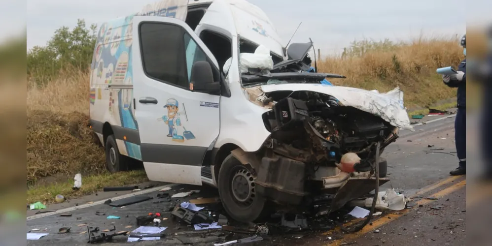 Motorista da van faleceu no local