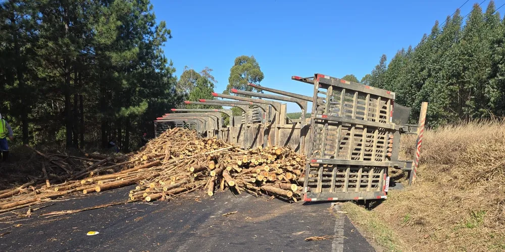 Caminhão fica tombado e impede o acesso nos dois sentidos da via