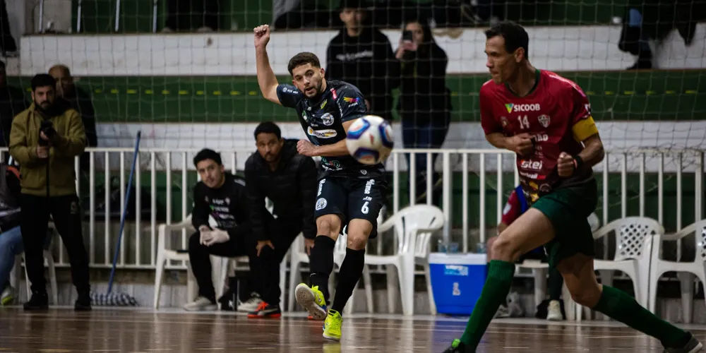 A bola rola às 20h, neste sábado (16), no Ginásio Centenário (Verde)