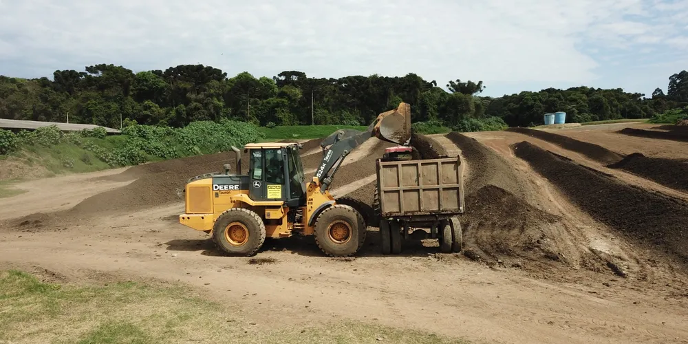 A variedade de matérias primas que podem ser processados é ampla, incluindo restos de alimentos, podas, resíduos industriais orgânicos, lodos, cinzas de caldeiras, laticínios e subprodutos de frigoríficos